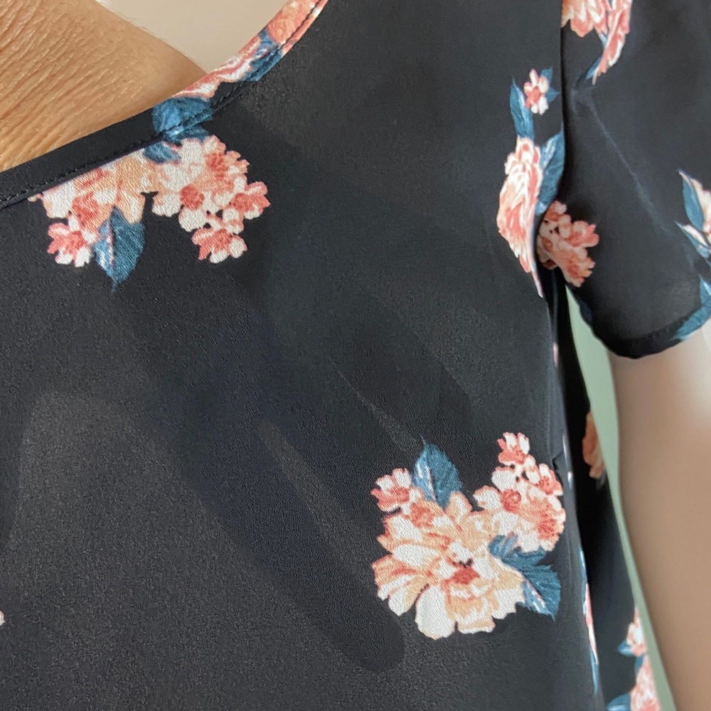 Torrid Semi Sheer Floral Black Top Blouse Shirt Size 00 Draped Back Cutout - Picture 9 of 10
